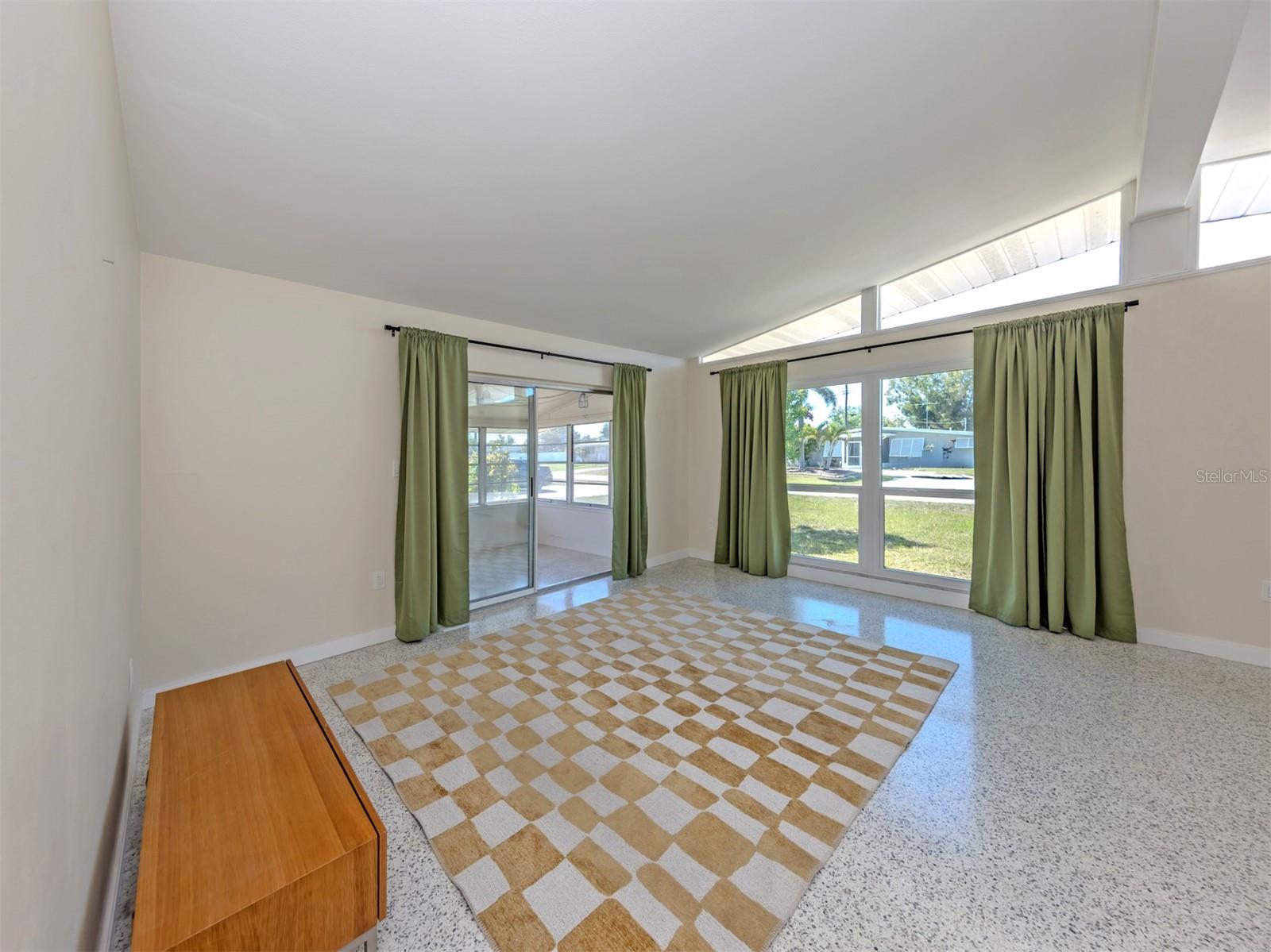 Image 9 of 70 For 317 Hillview Road