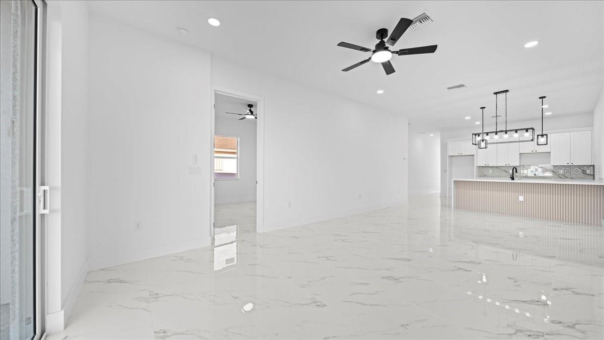 Image 8 of 23 For 826-828 Diplomat Parkway E