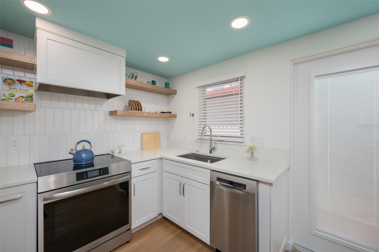 Image 14 of 45 For 6154 Midnight Pass Road A13