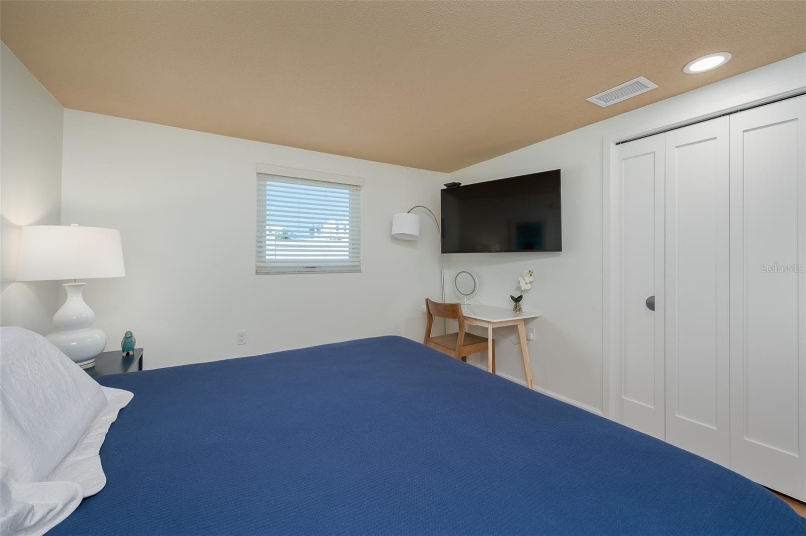 Image 20 of 45 For 6154 Midnight Pass Road A13