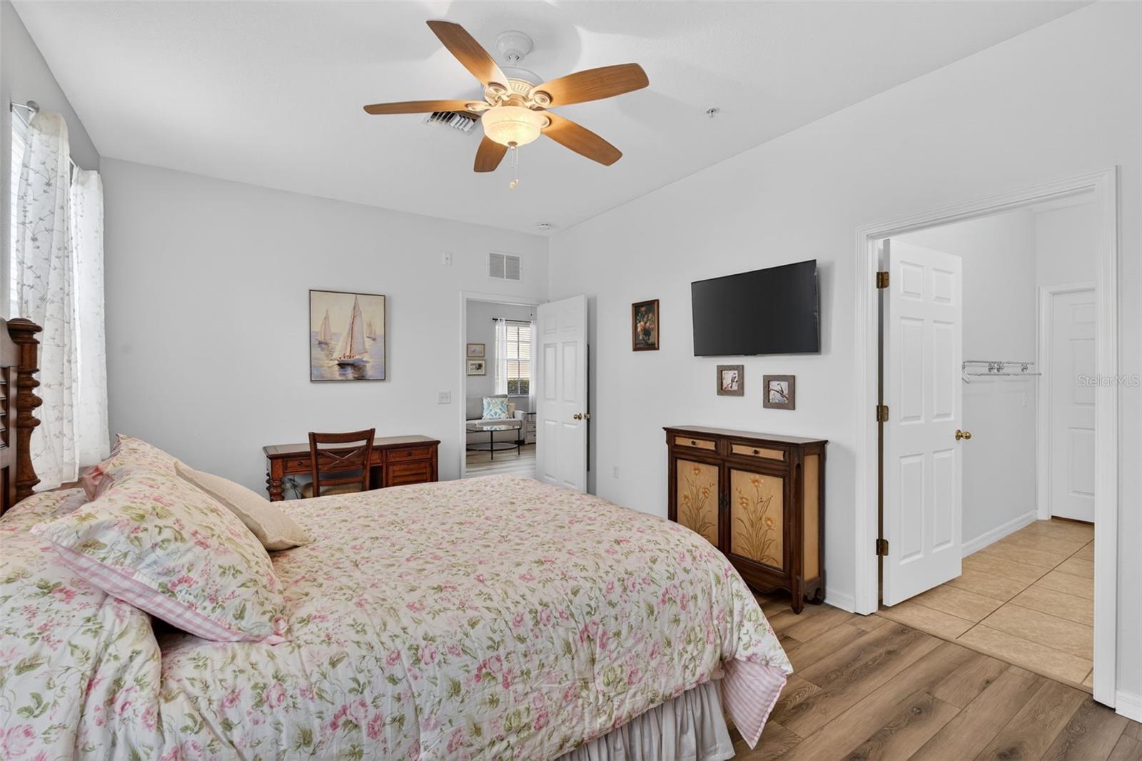 Image 14 of 26 For 5340 Mang Place 1308