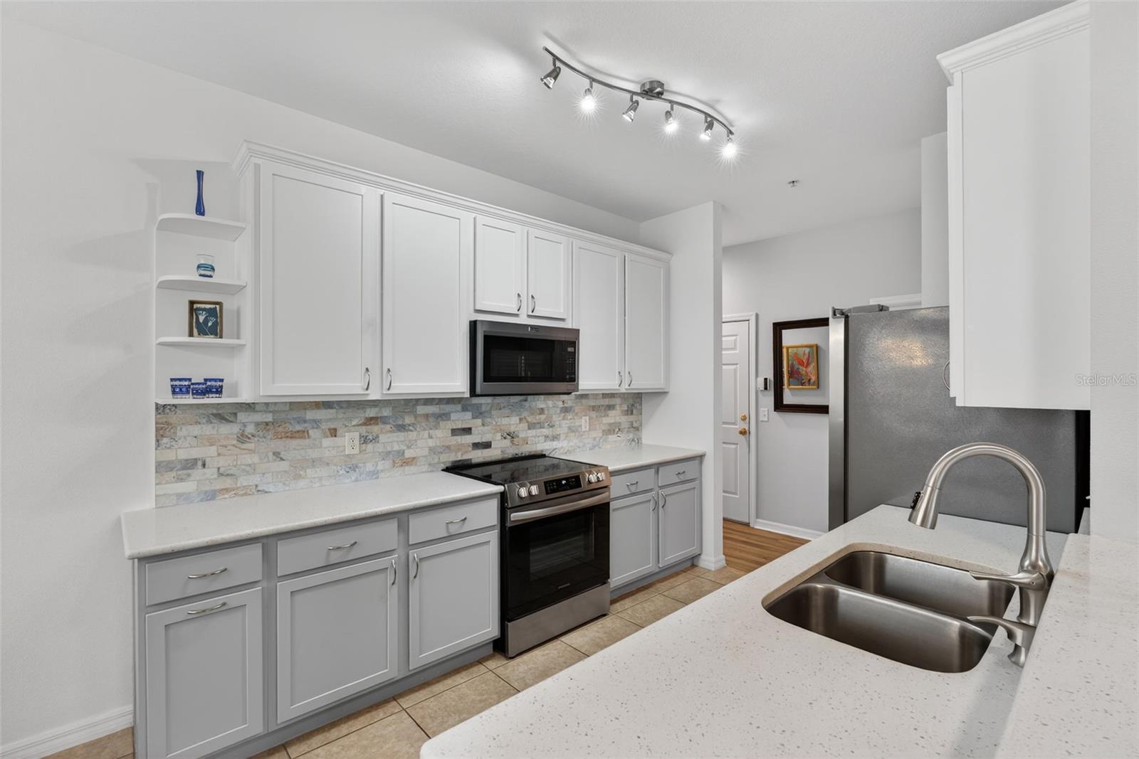 Image 9 of 26 For 5340 Mang Place 1308