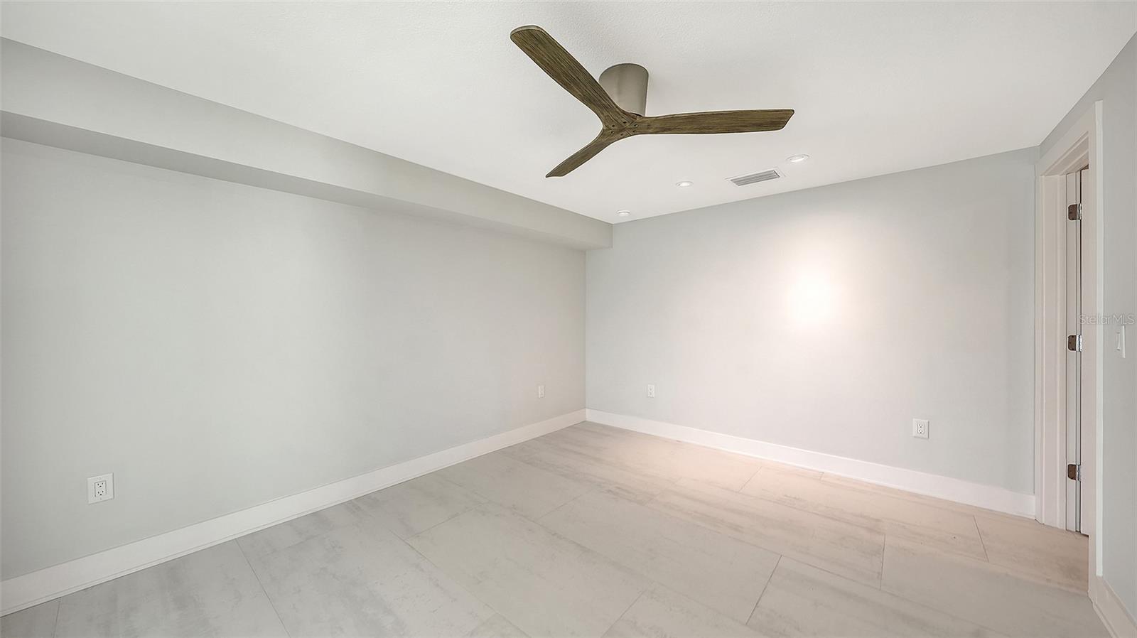 Image 22 of 73 For 948 Spanish Drive S