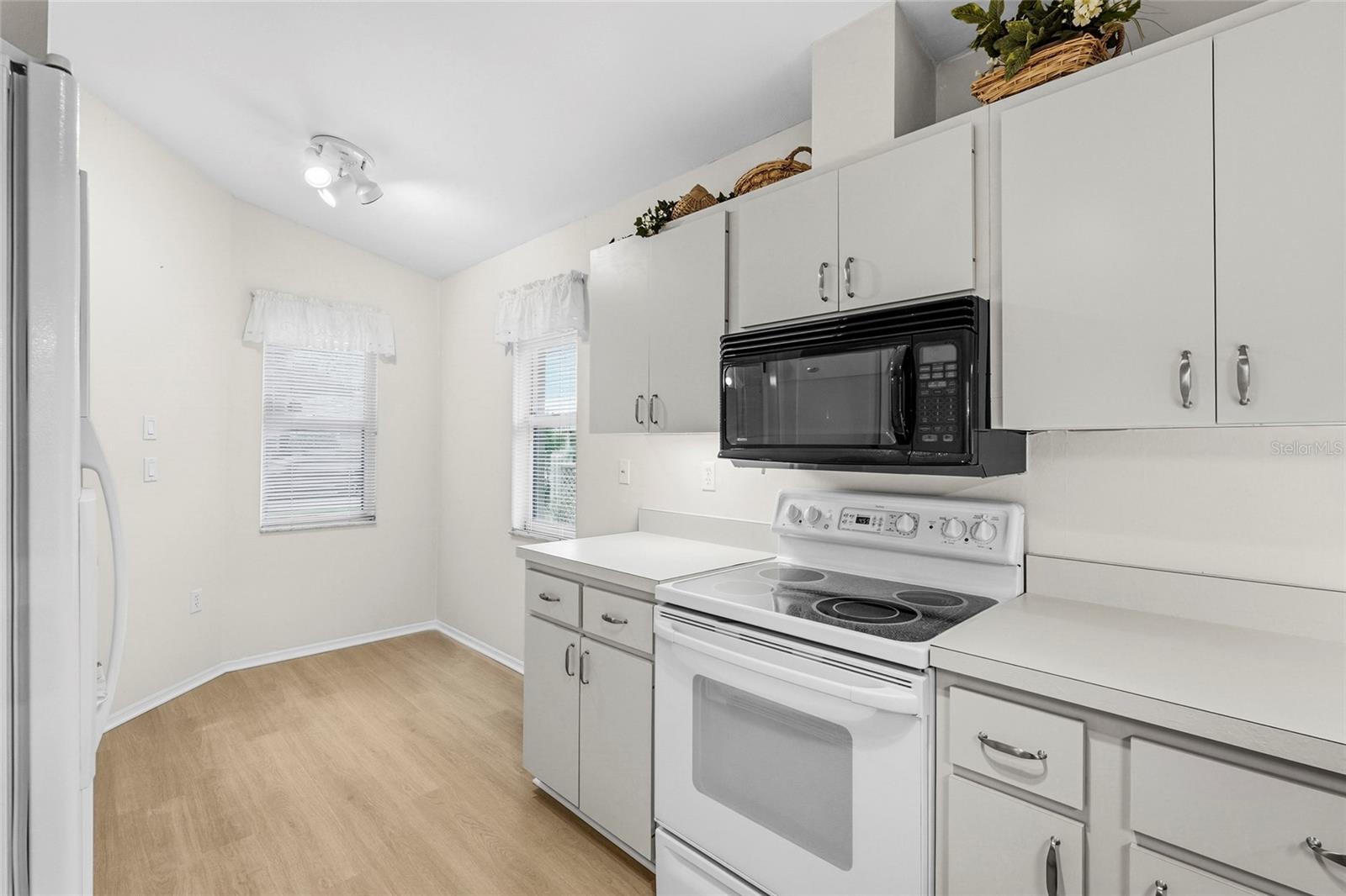 Image 23 of 54 For 396 Chartley Court S