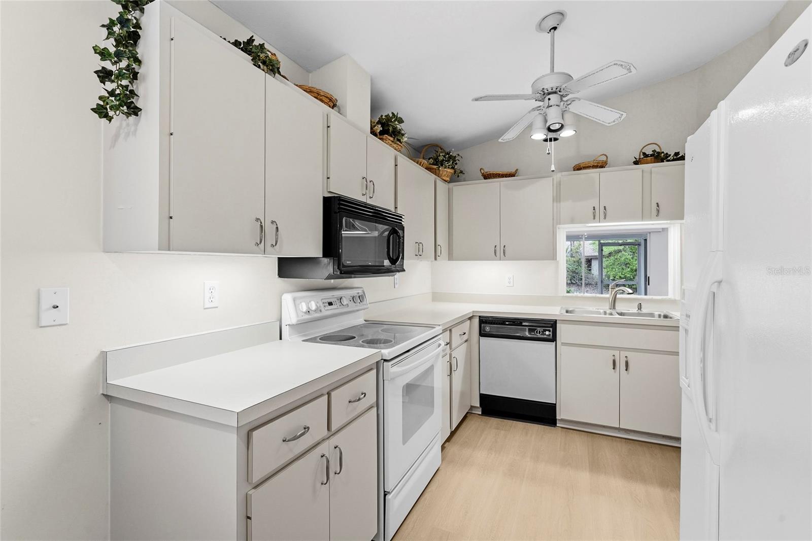 Image 24 of 54 For 396 Chartley Court S