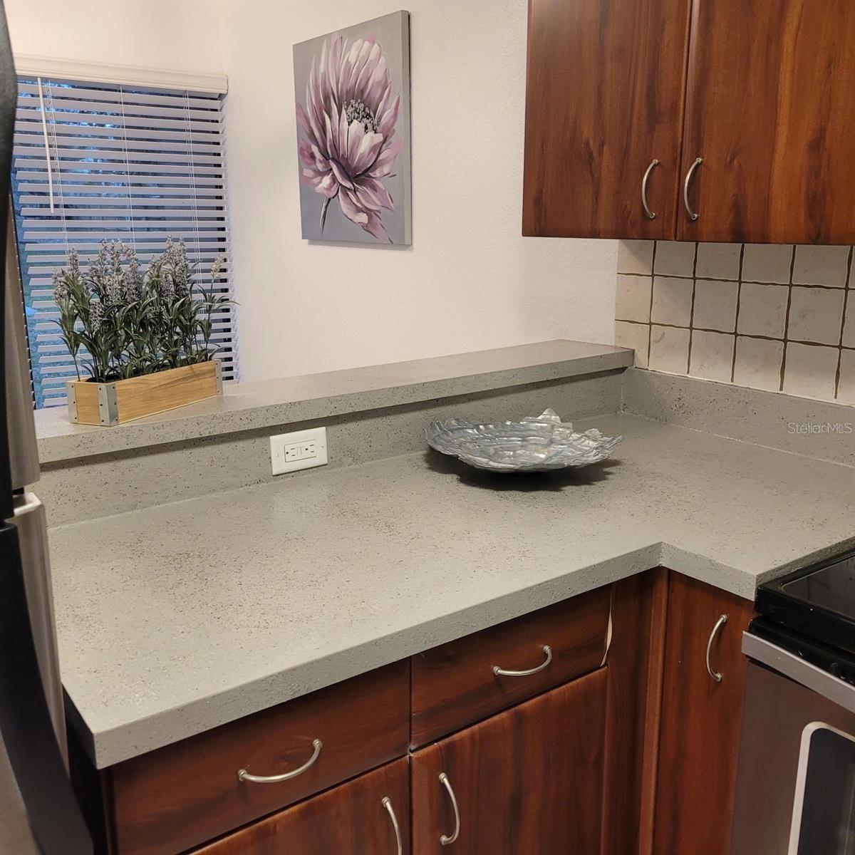 Listing photo id 11 for 4906 25th Street W 101