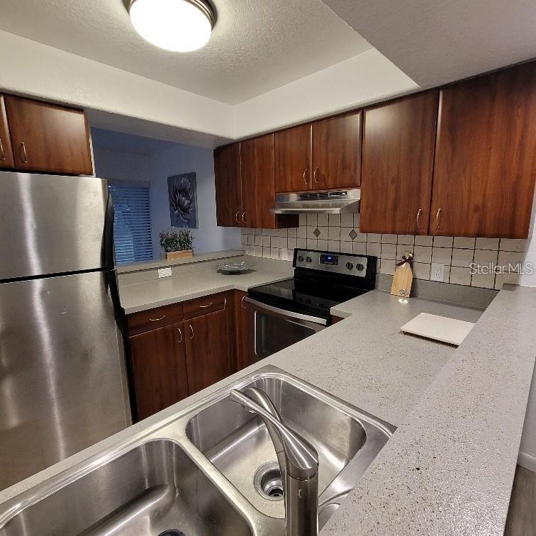 Listing photo id 12 for 4906 25th Street W 101