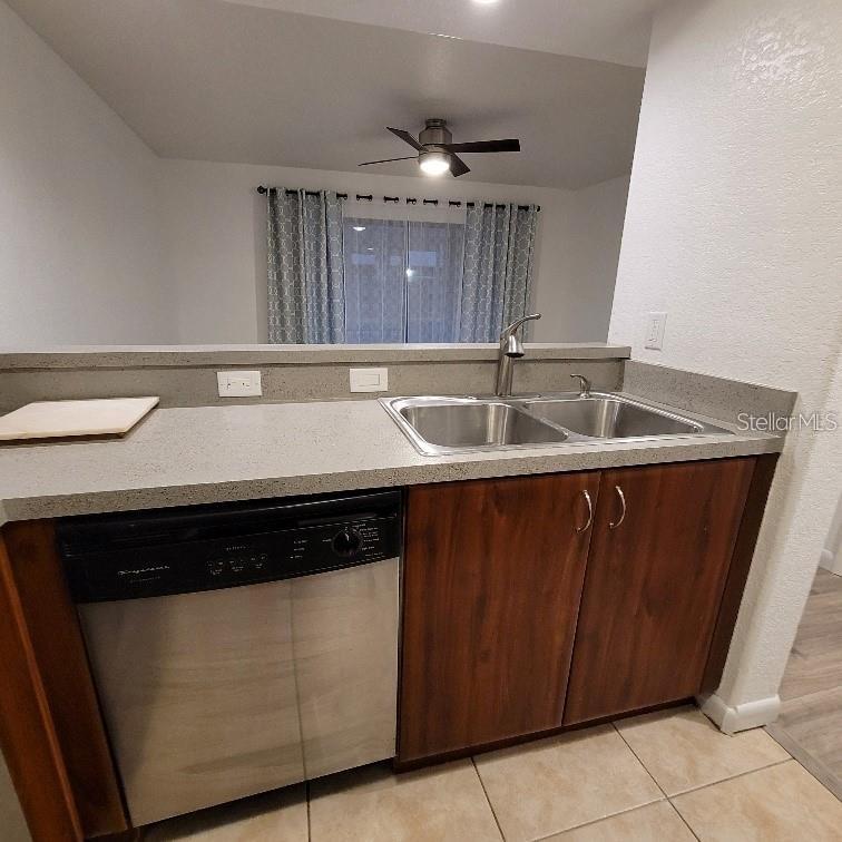 Listing photo id 13 for 4906 25th Street W 101