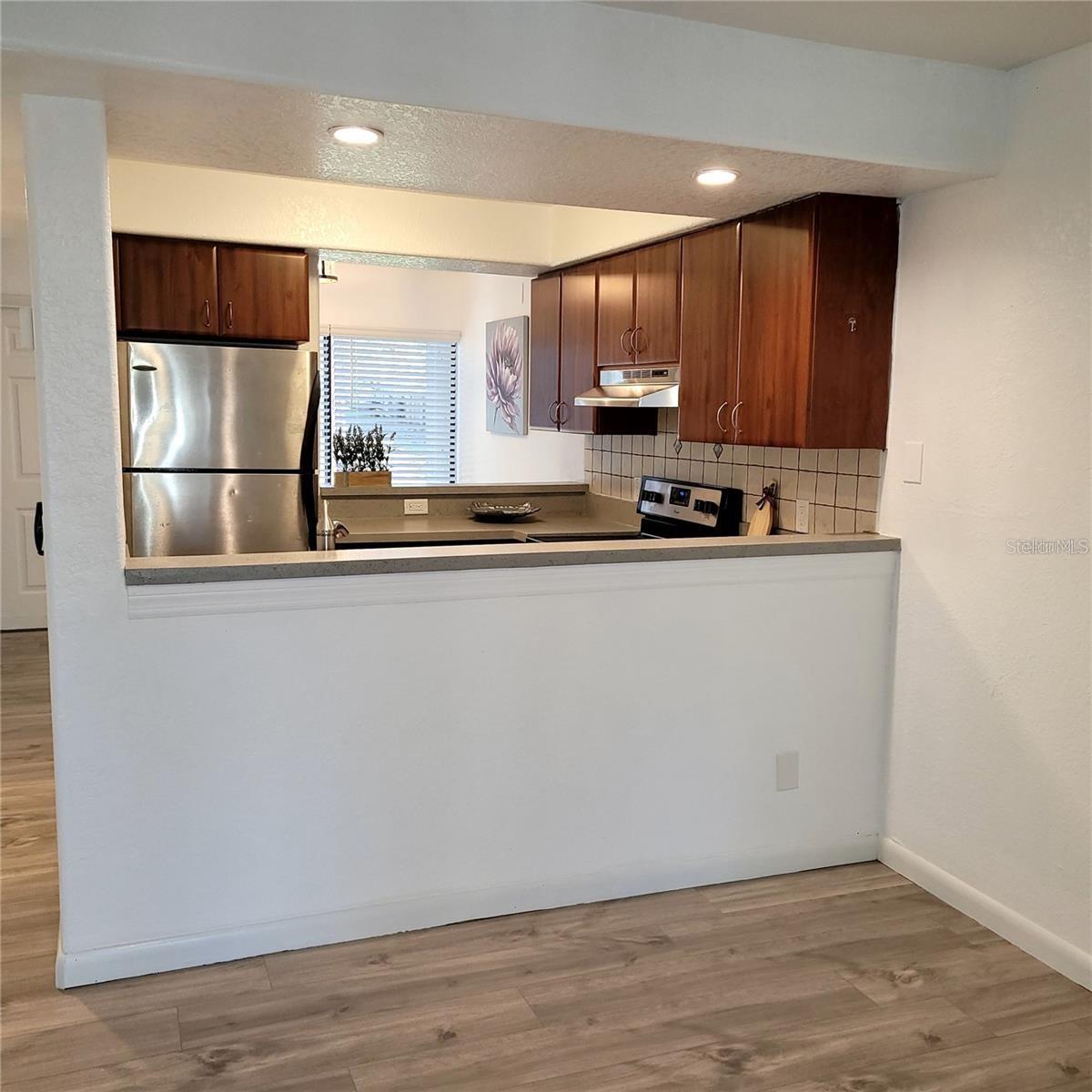 Listing photo id 15 for 4906 25th Street W 101