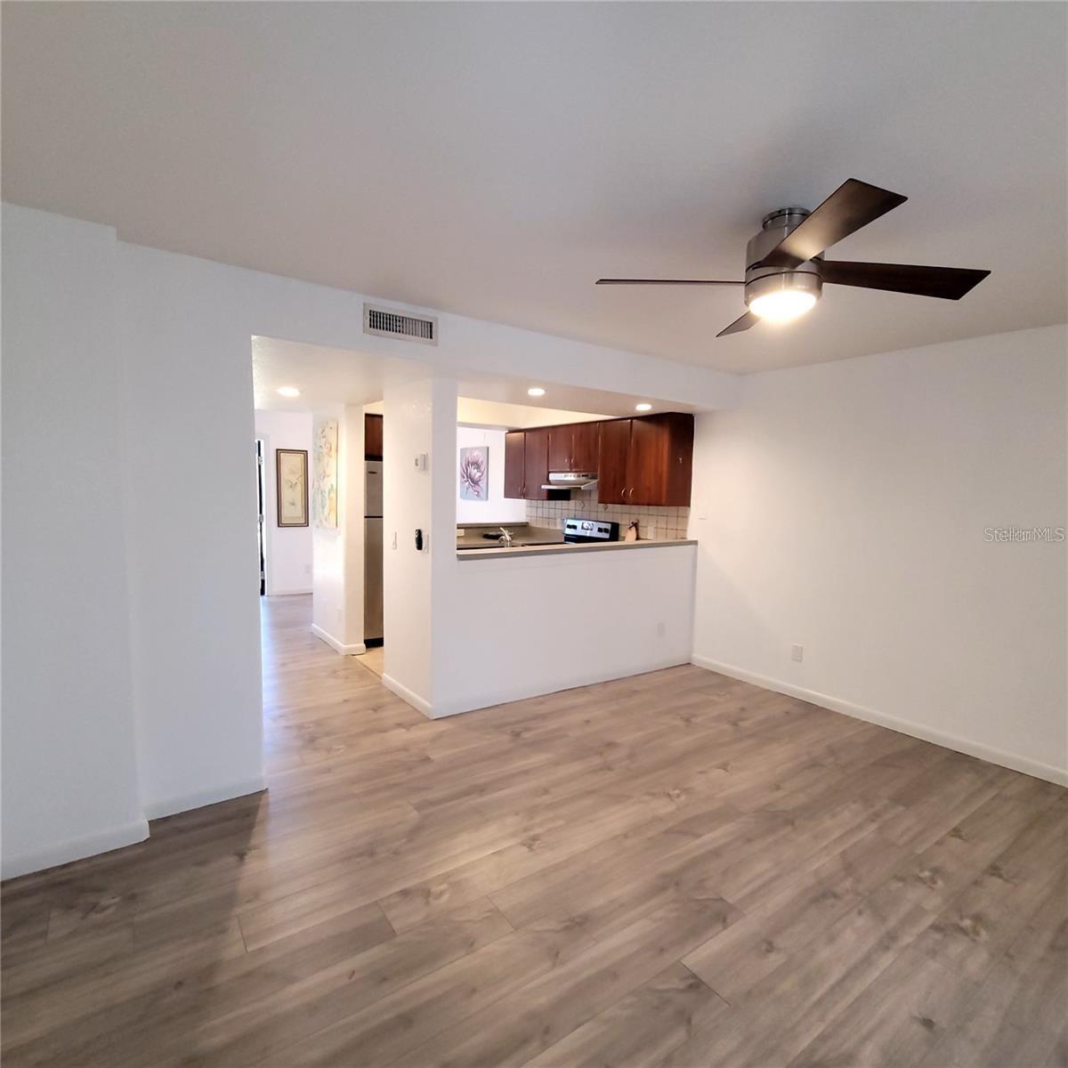 Listing photo id 16 for 4906 25th Street W 101