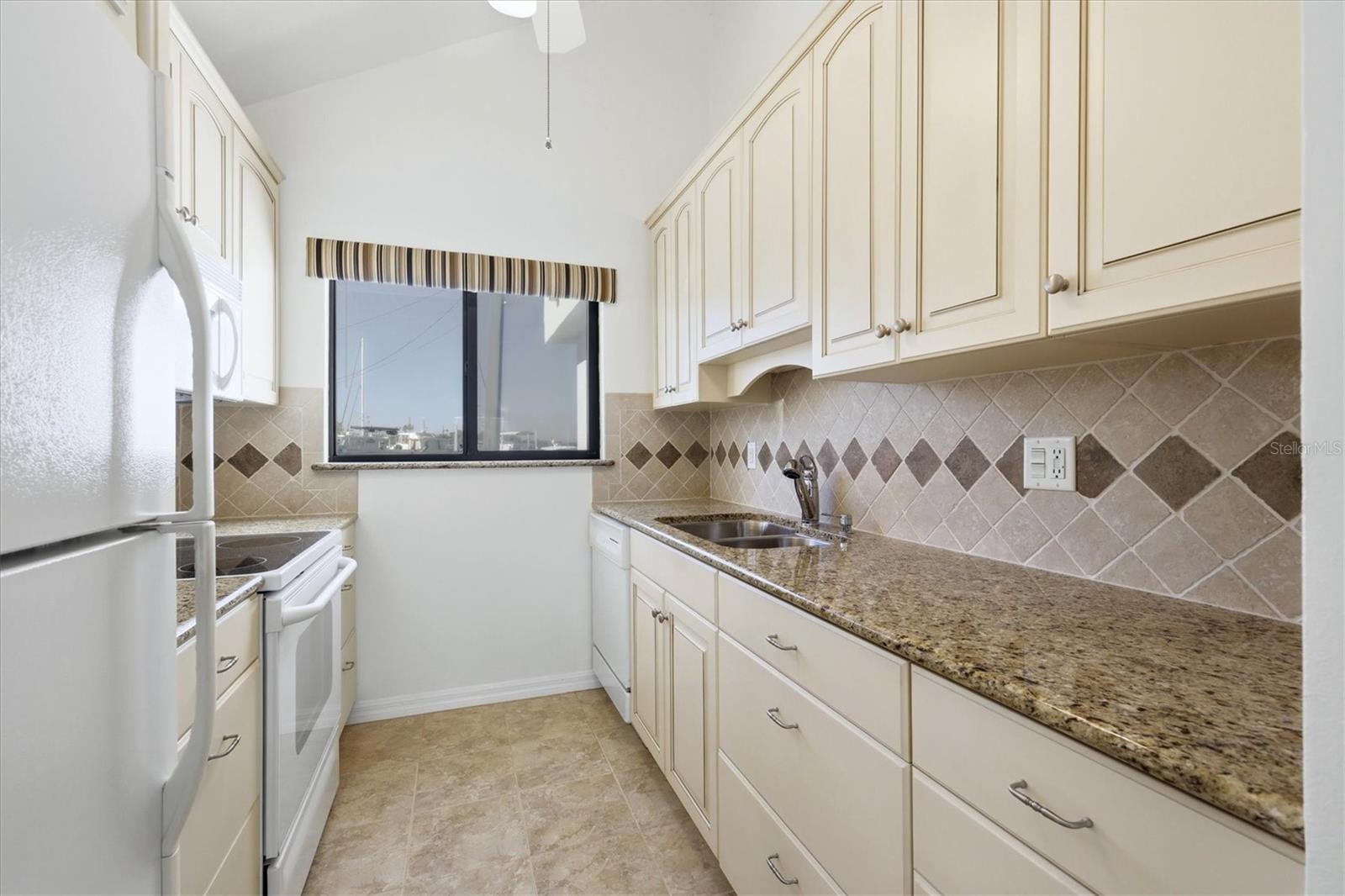 Image 22 of 64 For 1585 Tarpon Center Drive 29