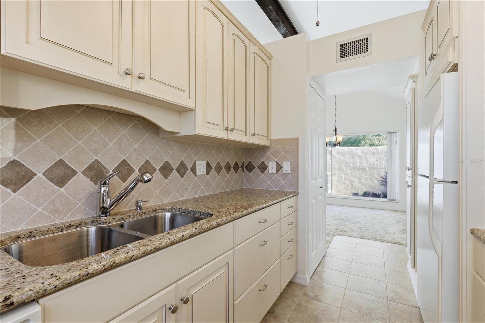 Image 23 of 64 For 1585 Tarpon Center Drive 29