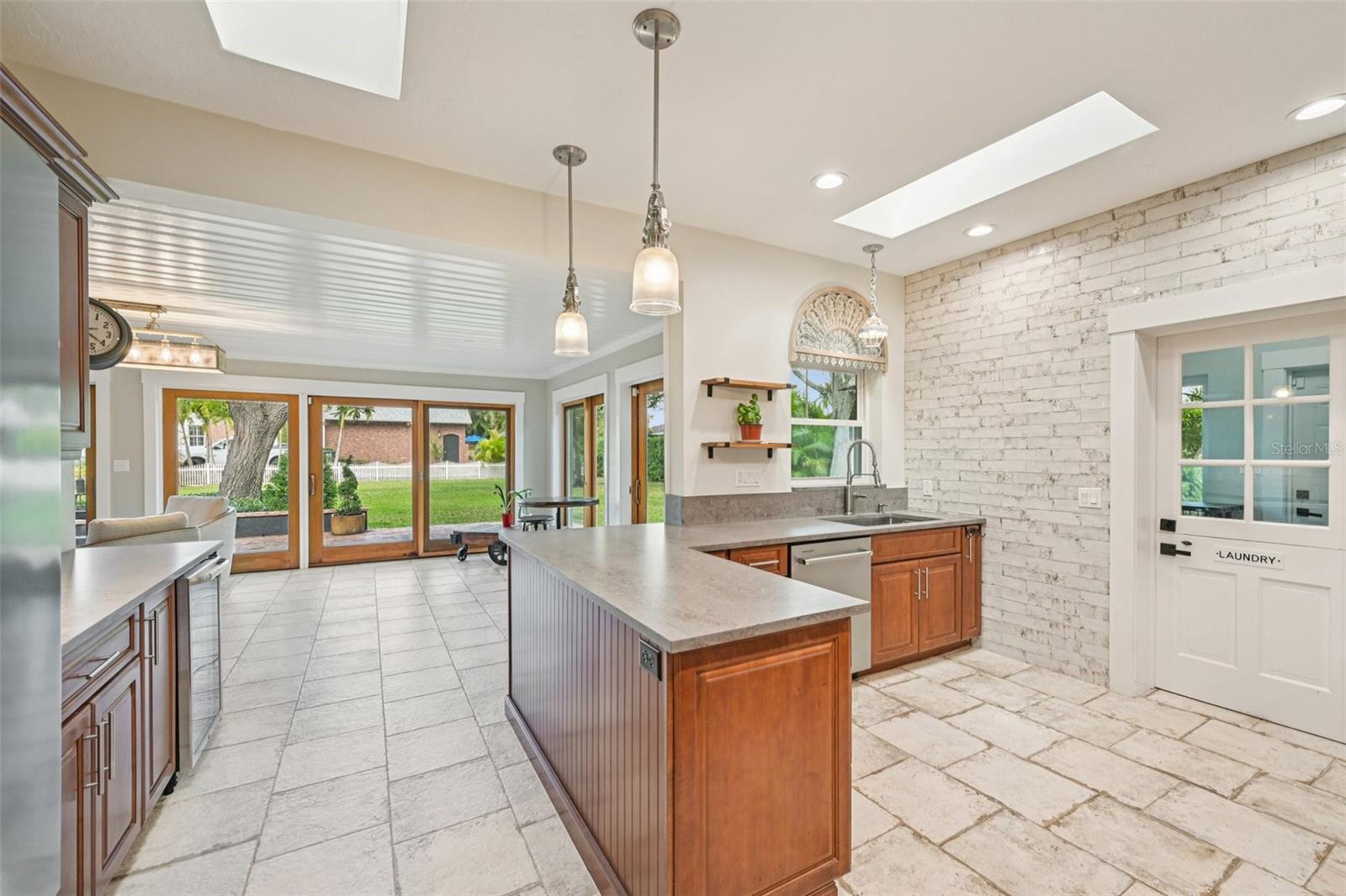 Image 18 of 60 For 207 23rd Street W