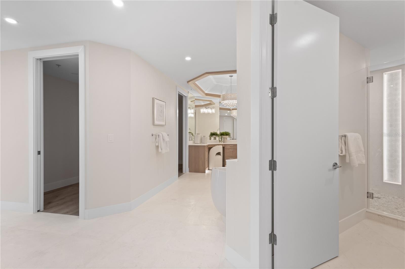 Image 38 of 75 For 415 L Ambiance Drive A701