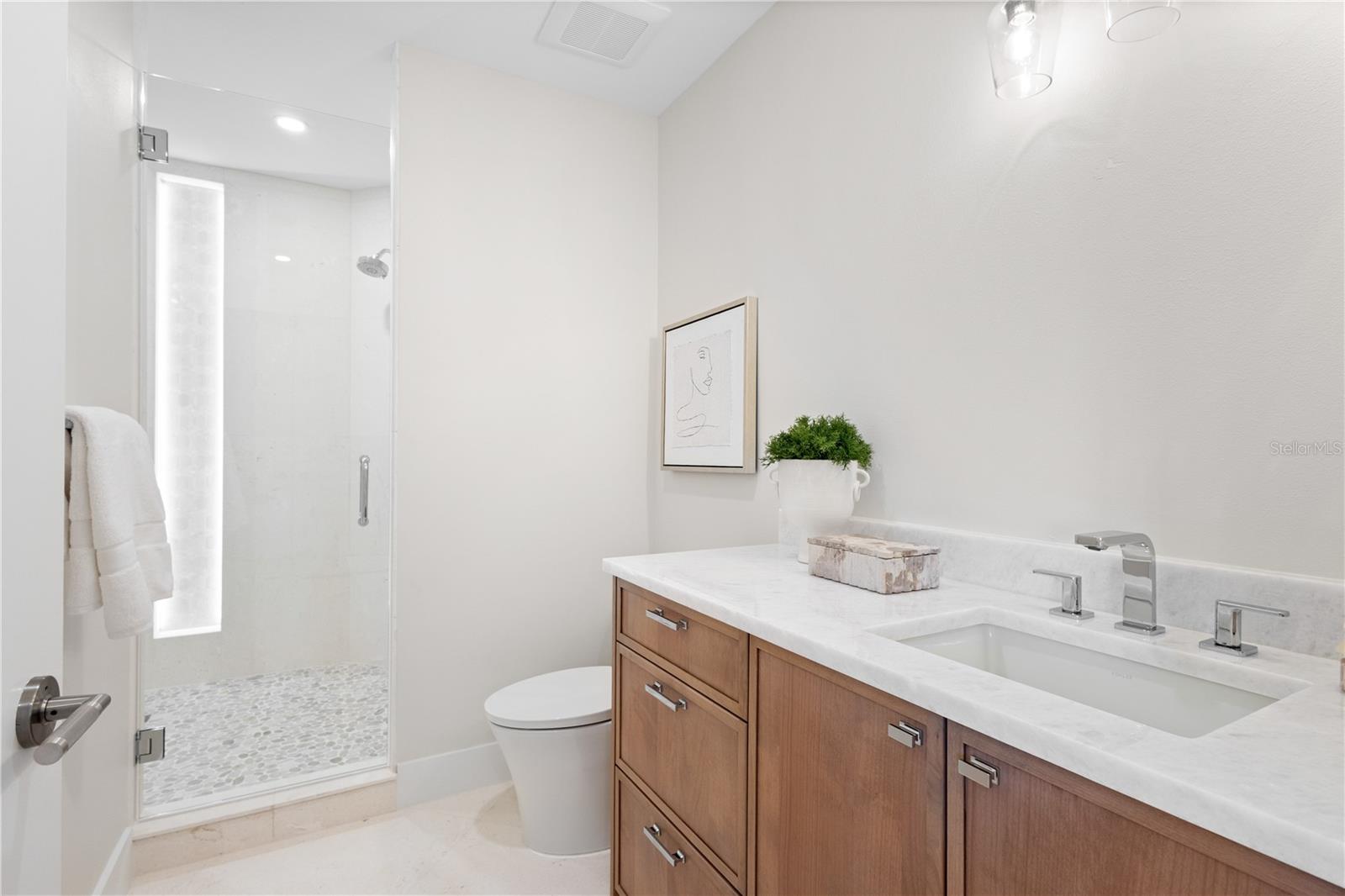 Image 41 of 75 For 415 L Ambiance Drive A701