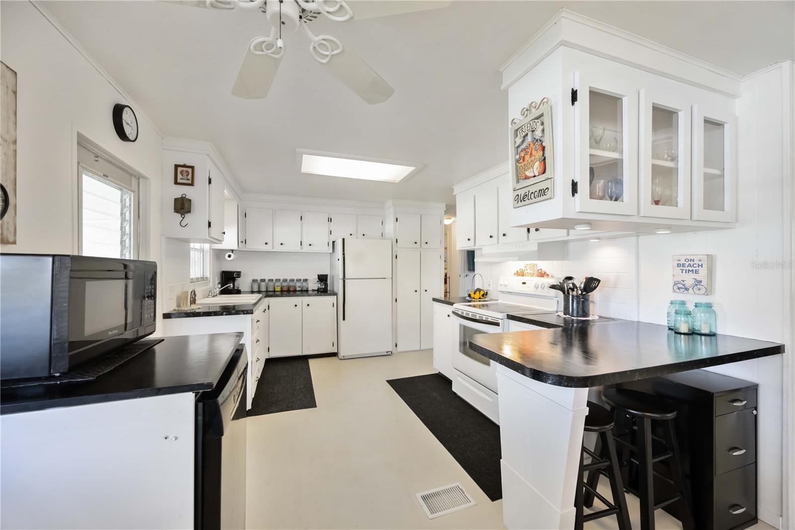 Image 3 of 31 For 10303 Burnt Store Road 221