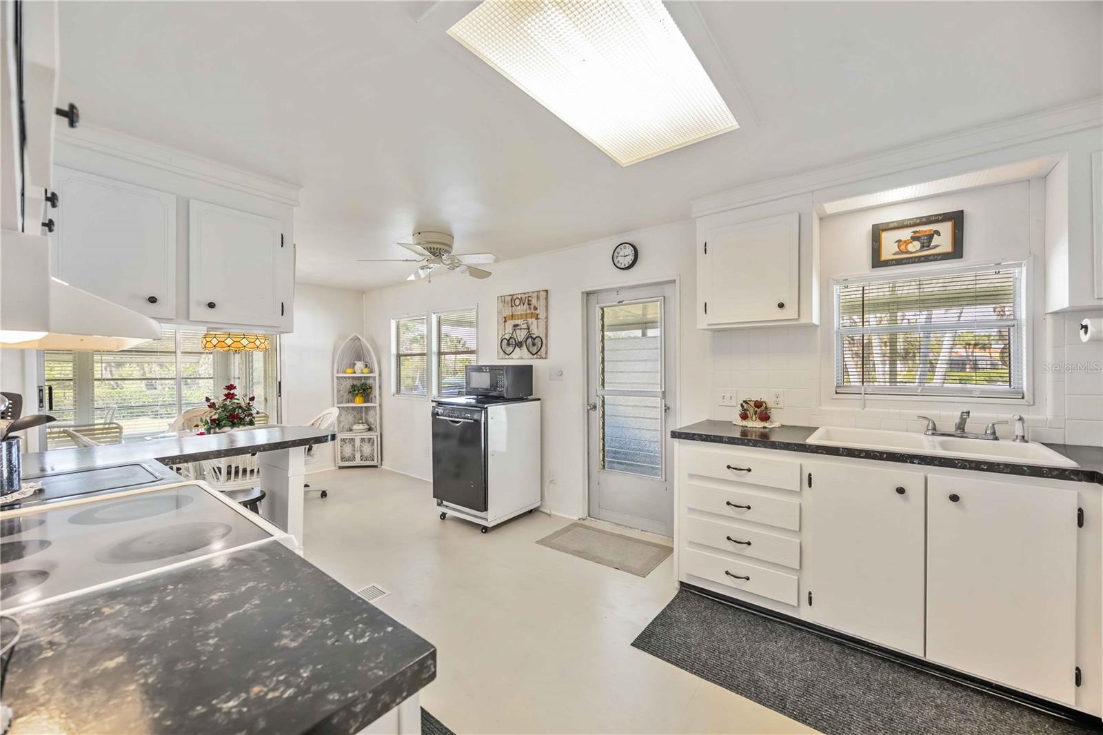 Image 4 of 31 For 10303 Burnt Store Road 221