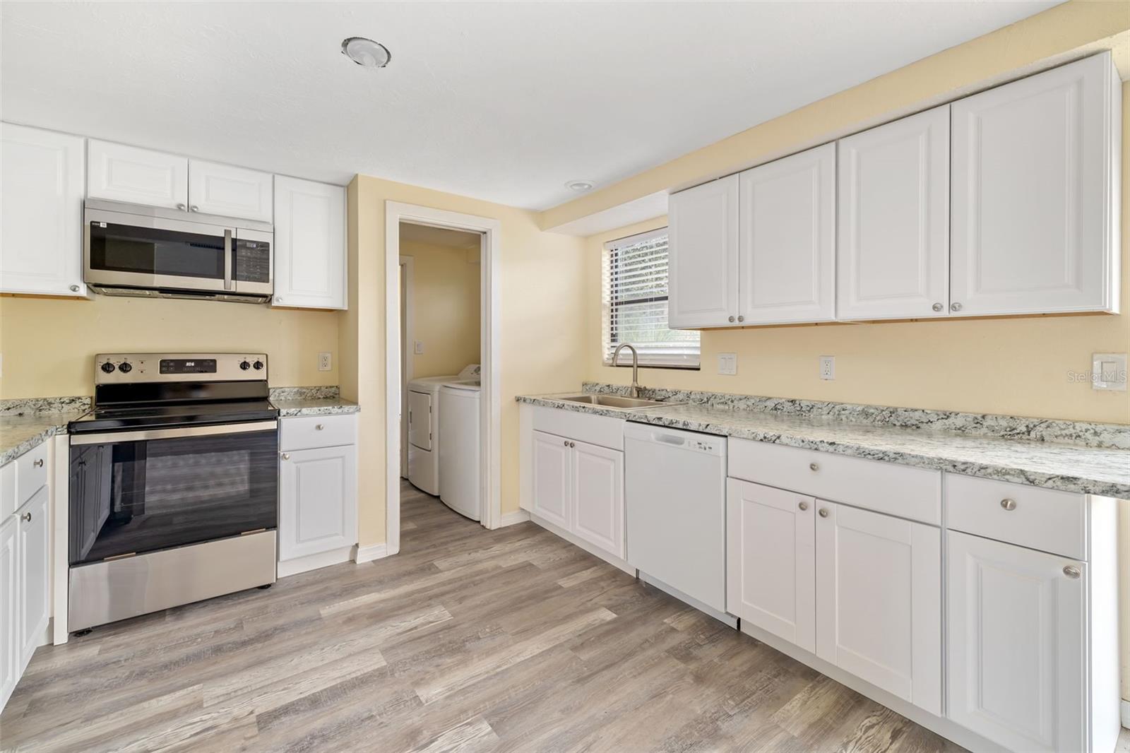 Image 13 of 44 For 2004 Wood Hollow Place