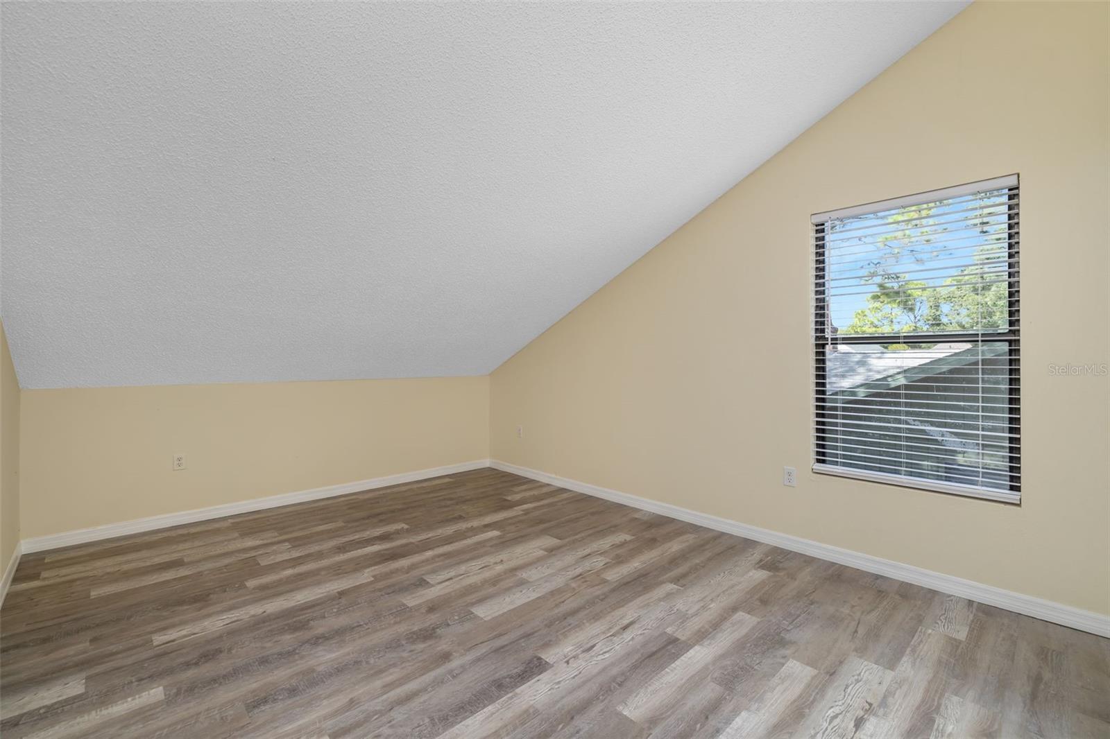 Image 23 of 44 For 2004 Wood Hollow Place