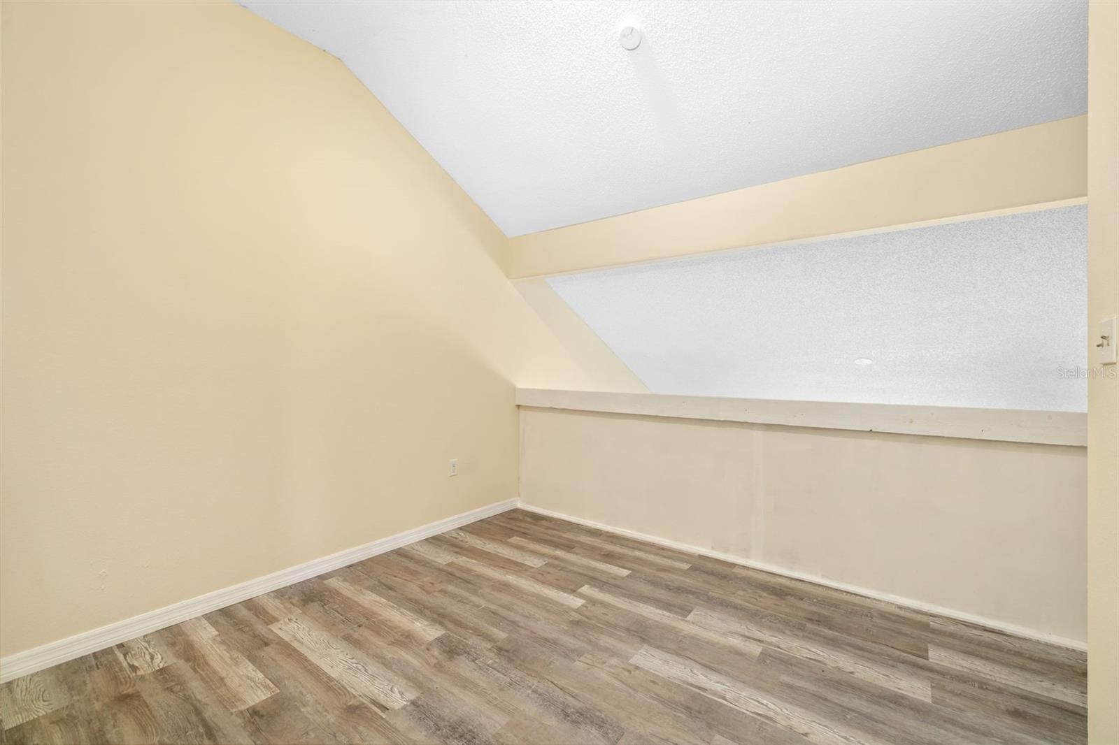 Image 27 of 44 For 2004 Wood Hollow Place