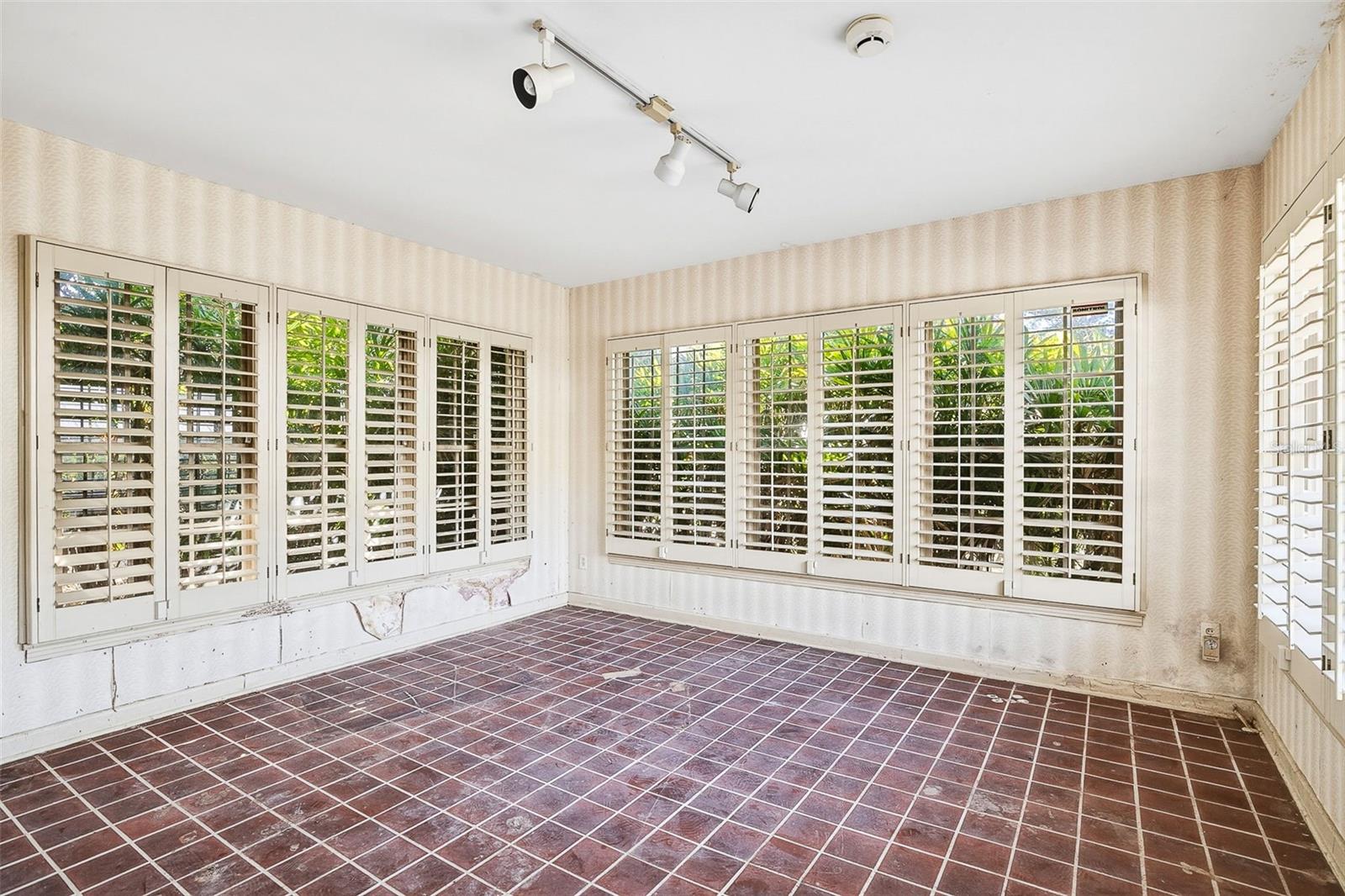 Image 10 of 22 For 5013 Bay Shore Road