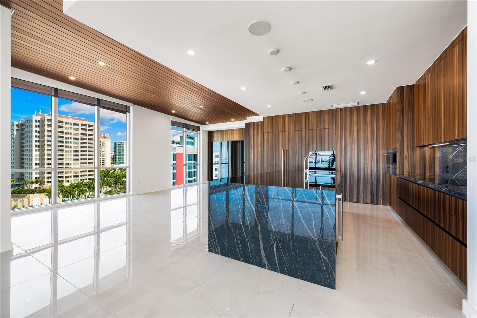 Image 11 of 73 For 111 Golden Gate Point 801ph