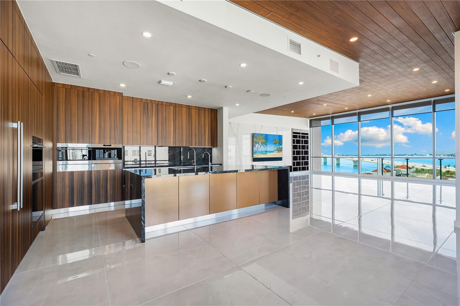 Image 13 of 73 For 111 Golden Gate Point 801ph