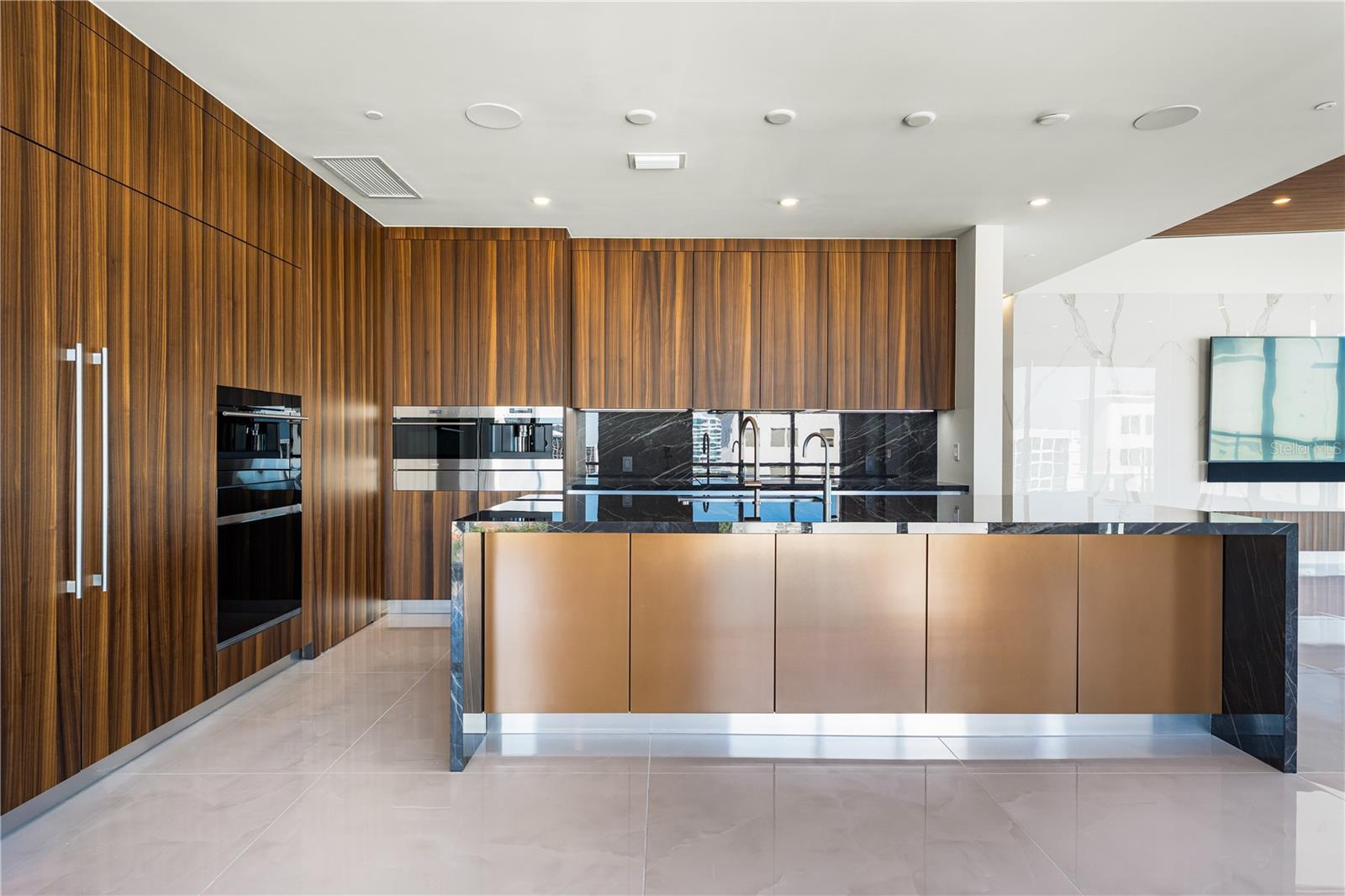 Image 15 of 73 For 111 Golden Gate Point 801ph