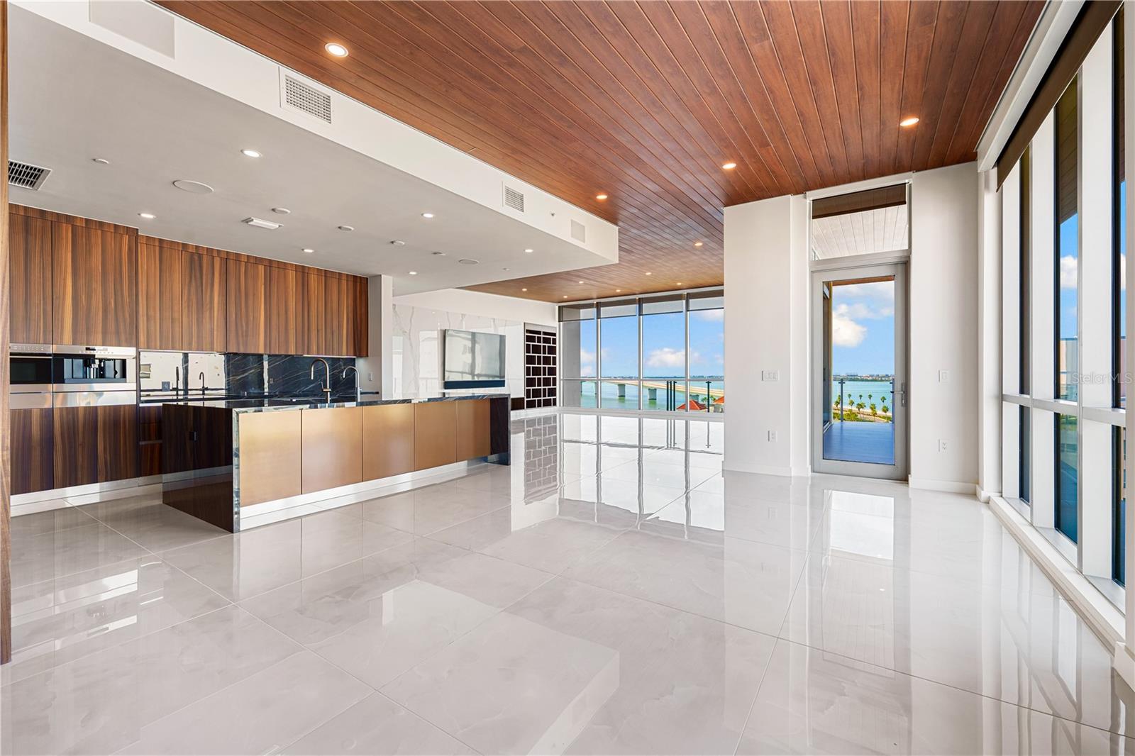 Image 19 of 73 For 111 Golden Gate Point 801ph