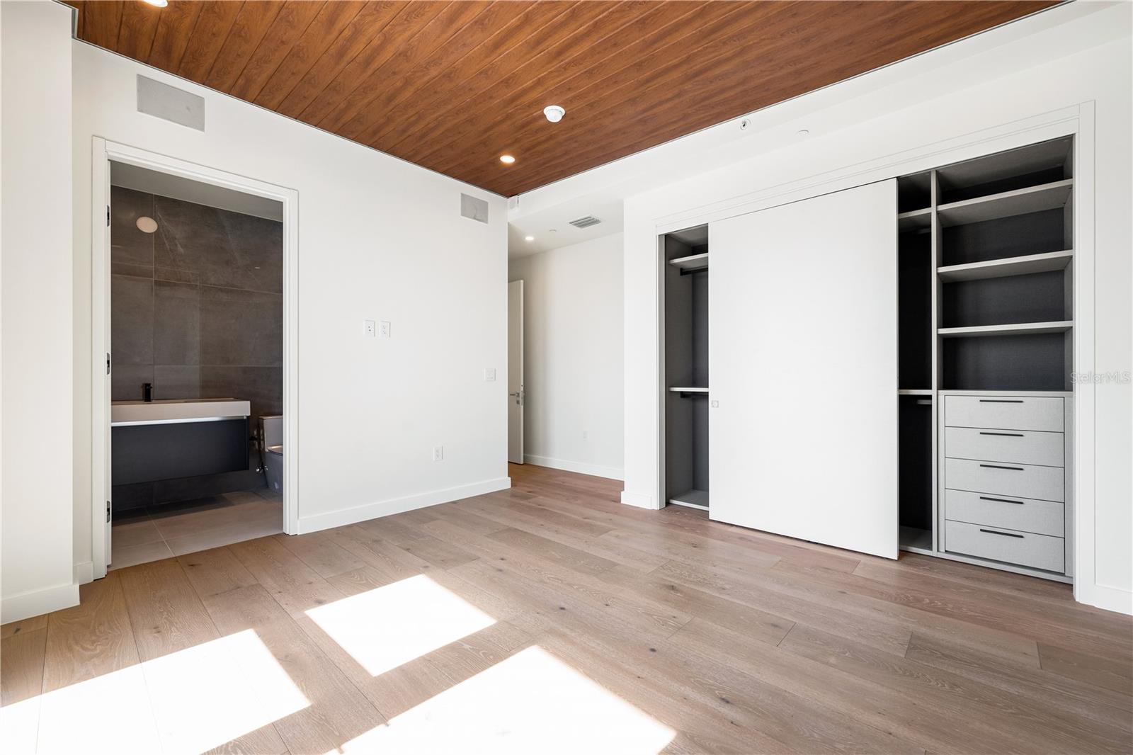 Image 36 of 73 For 111 Golden Gate Point 801ph