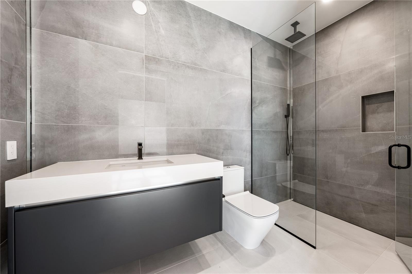 Image 37 of 73 For 111 Golden Gate Point 801ph