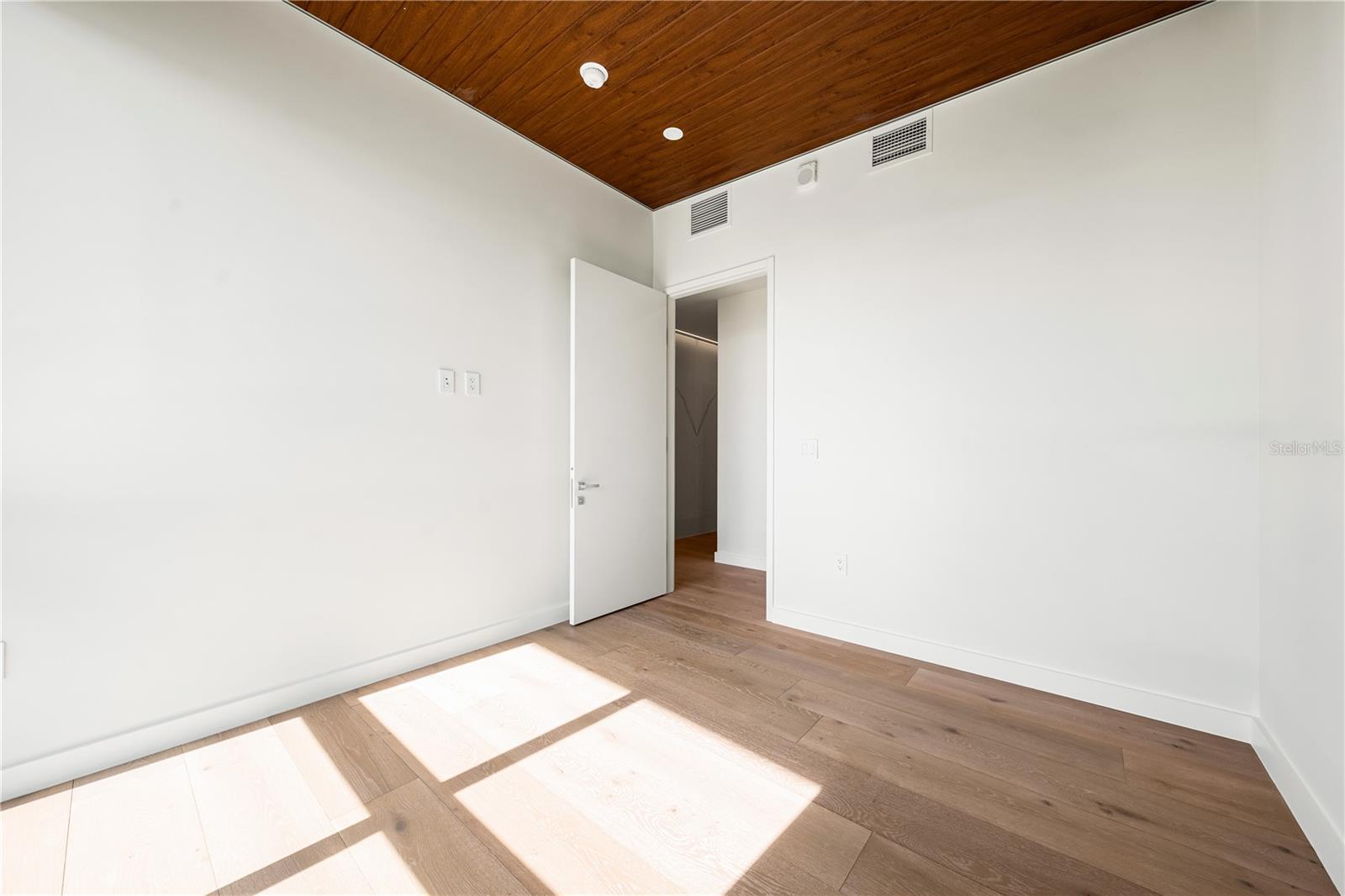 Image 41 of 73 For 111 Golden Gate Point 801ph