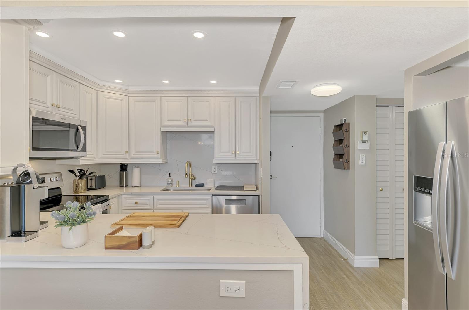 Image 14 of 40 For 5855 Midnight Pass Road 333