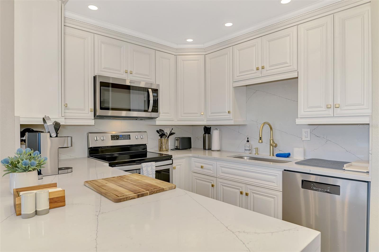 Image 15 of 40 For 5855 Midnight Pass Road 333