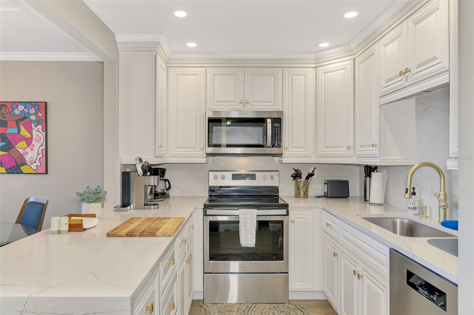 Image 16 of 40 For 5855 Midnight Pass Road 333