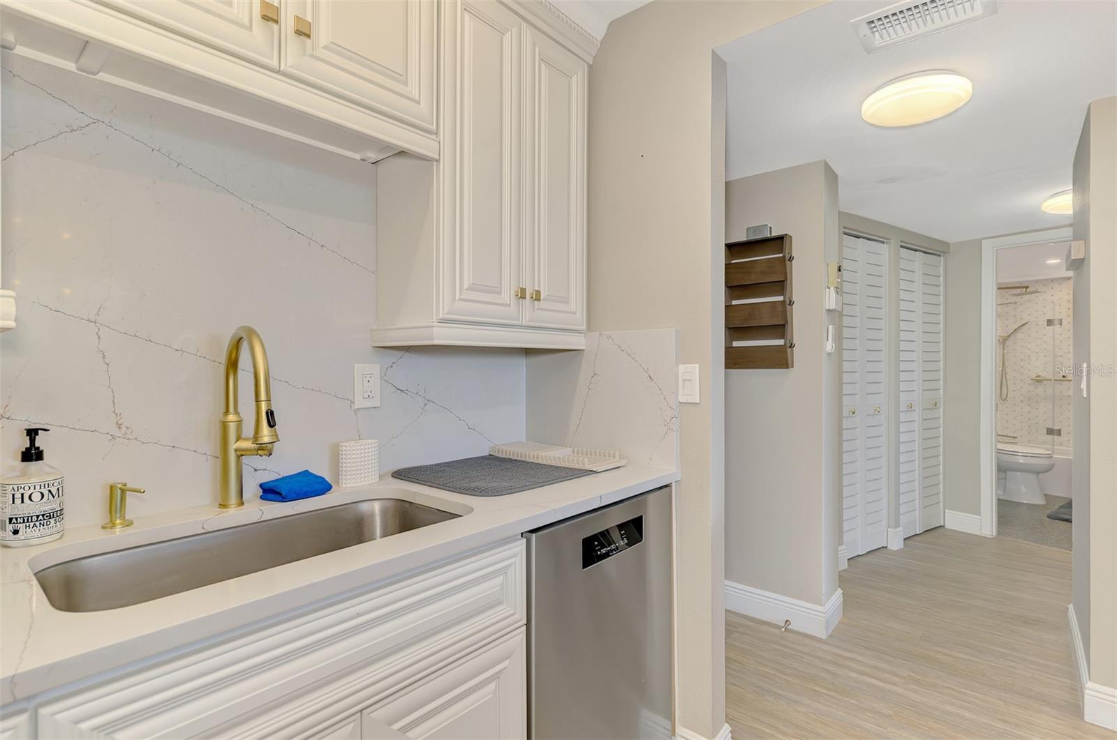 Image 17 of 40 For 5855 Midnight Pass Road 333