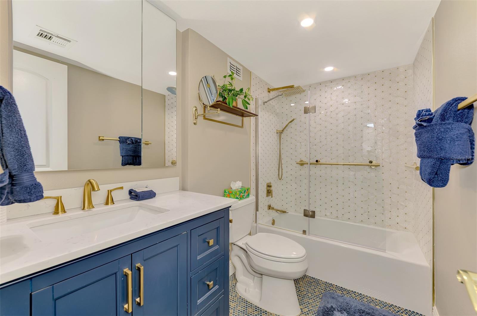 Image 20 of 40 For 5855 Midnight Pass Road 333