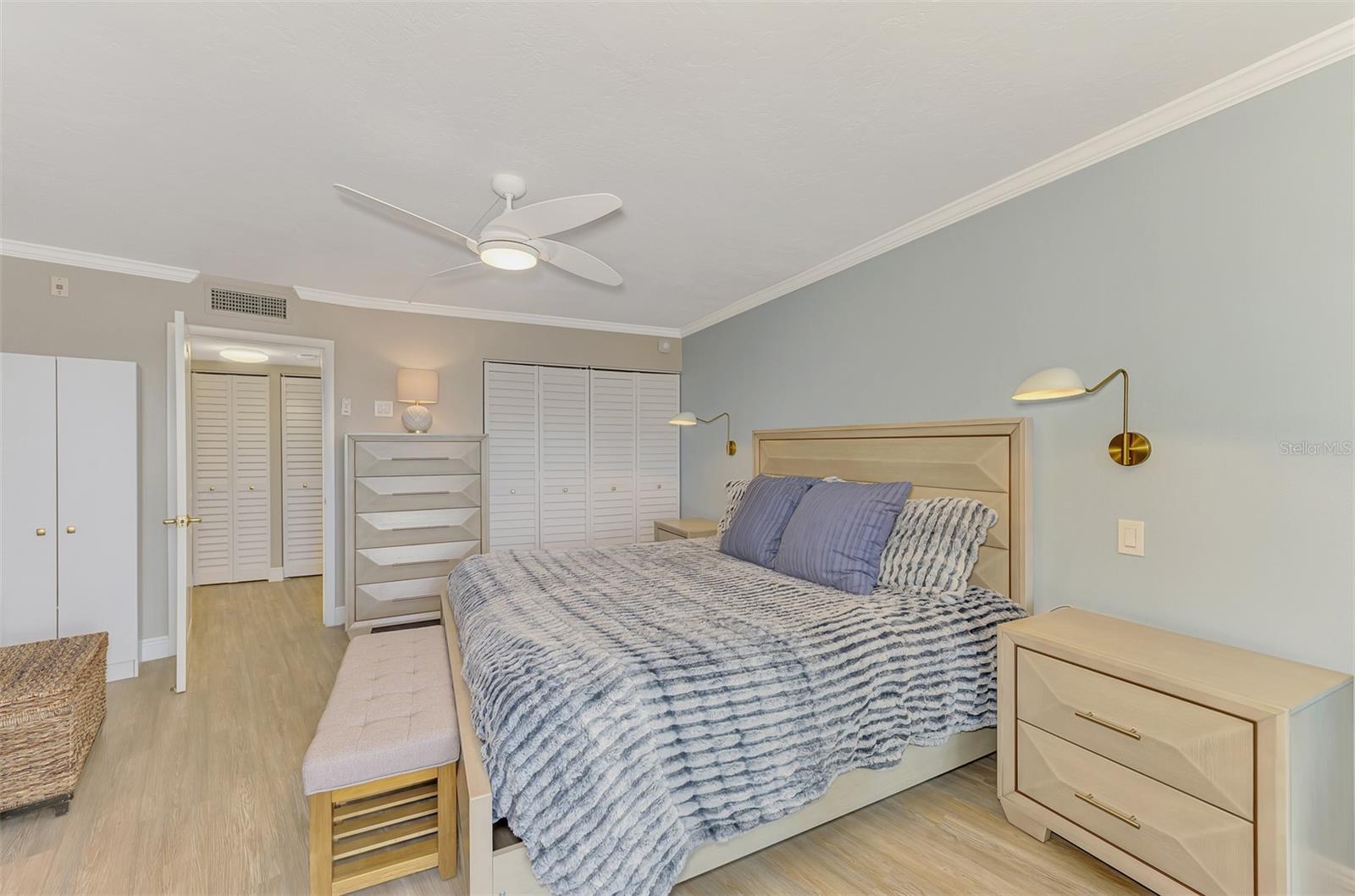 Image 23 of 40 For 5855 Midnight Pass Road 333