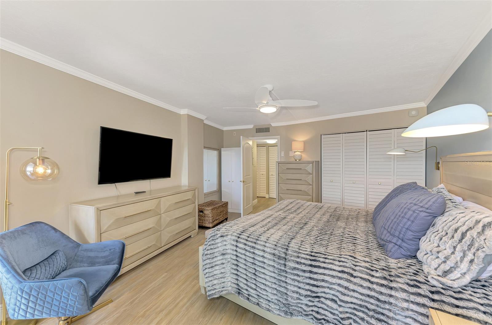 Image 24 of 40 For 5855 Midnight Pass Road 333