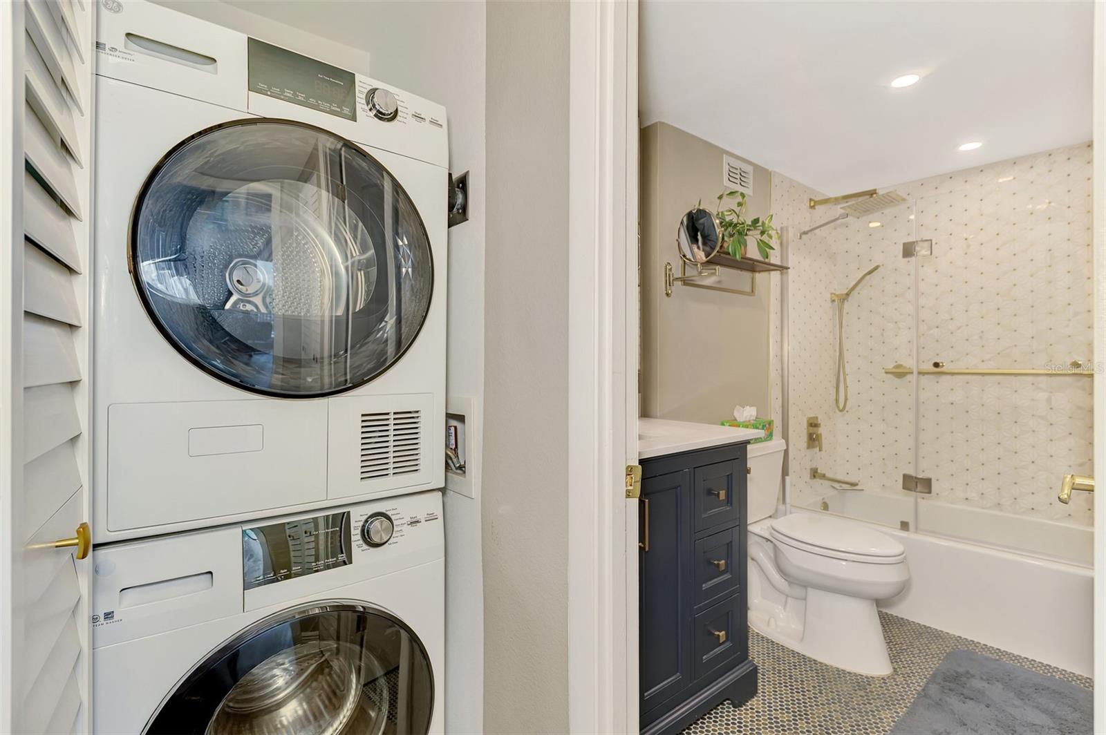 Image 25 of 40 For 5855 Midnight Pass Road 333