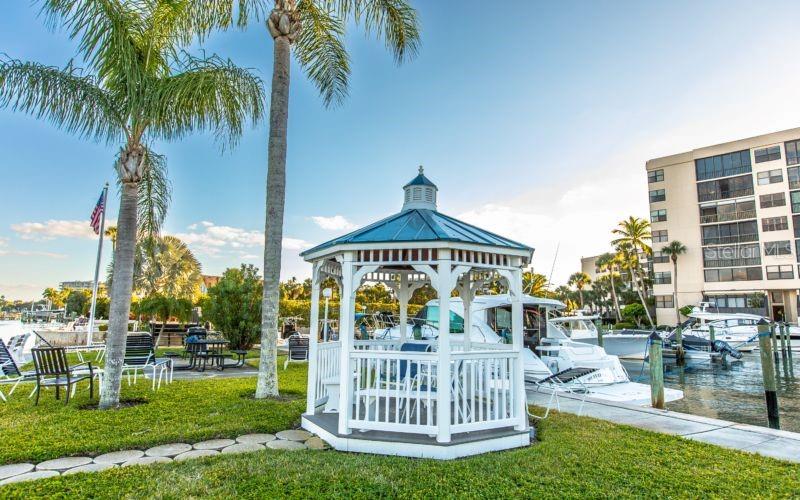 Image 33 of 40 For 5855 Midnight Pass Road 333