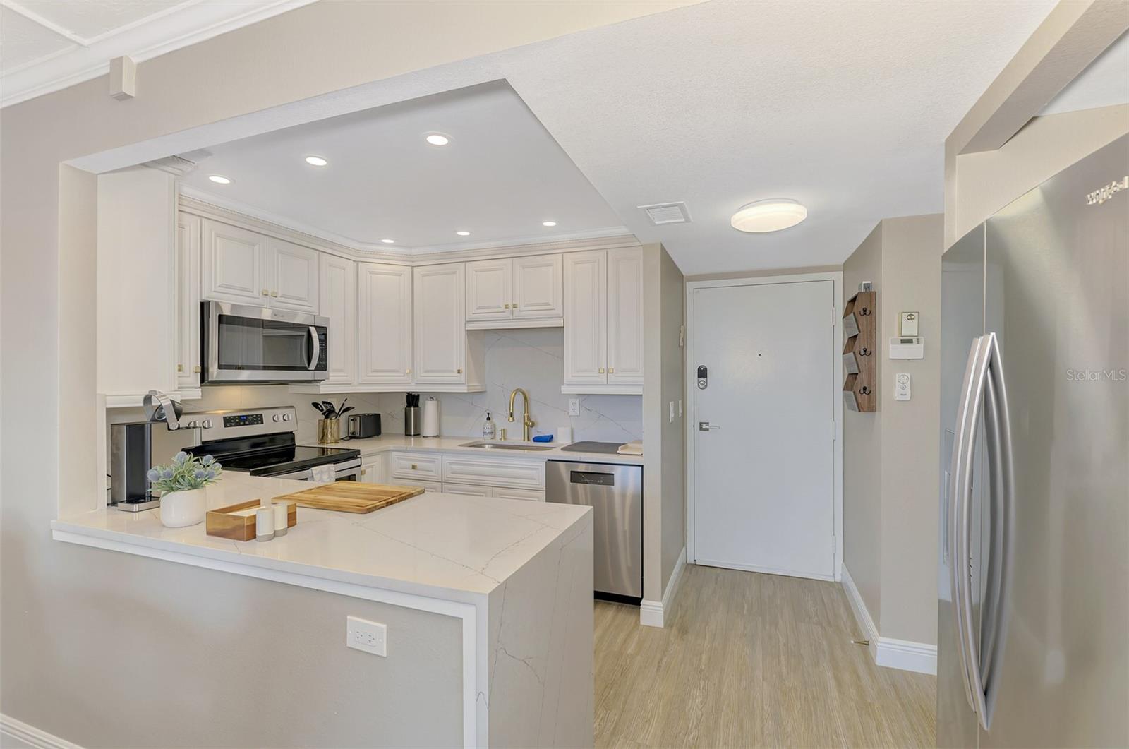 Image 4 of 40 For 5855 Midnight Pass Road 333