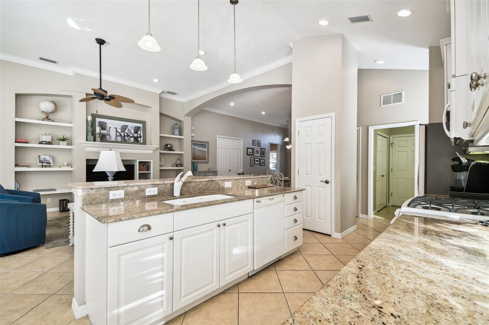 Image 14 of 37 For 7328 Lake Forest Glen