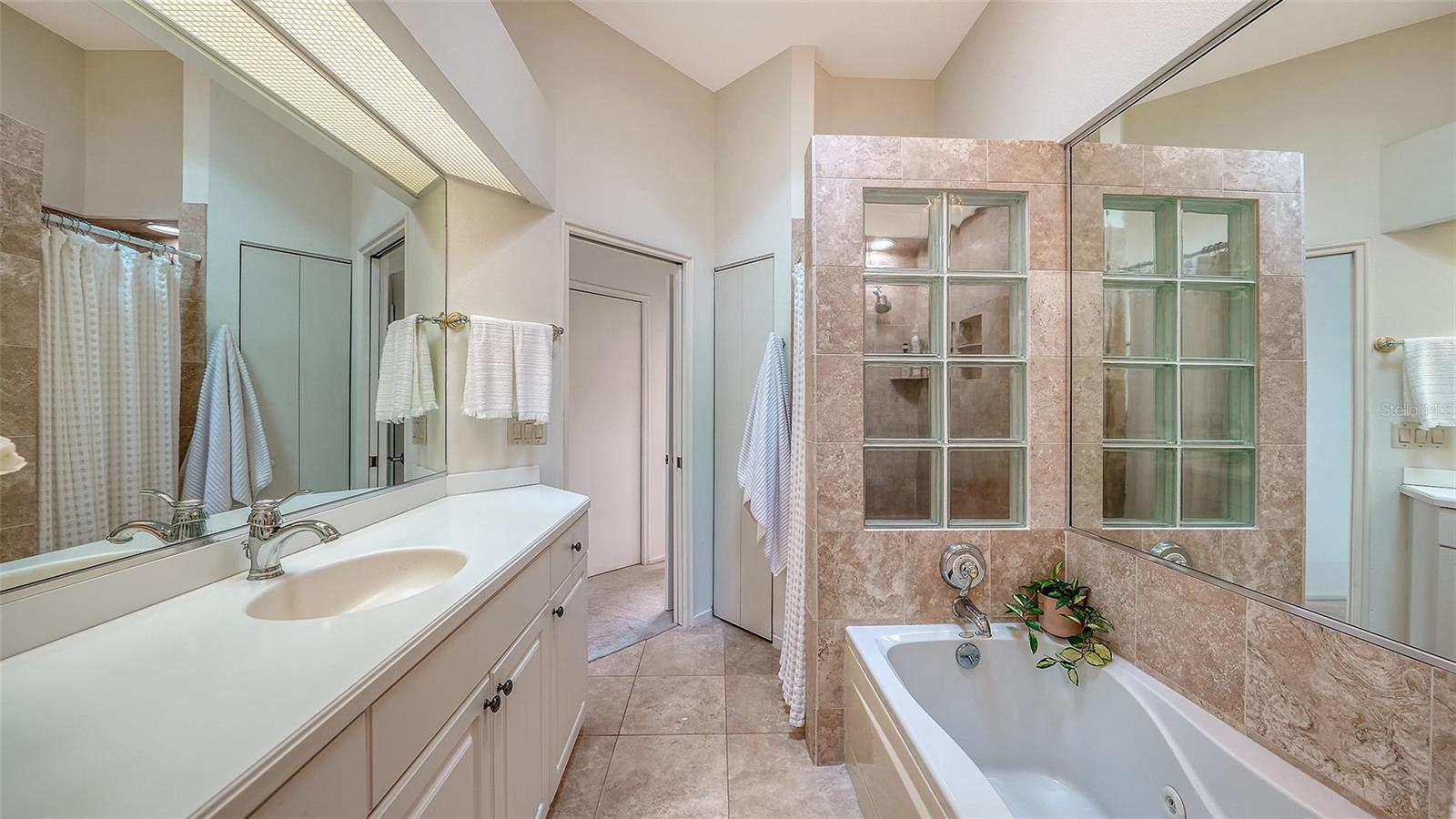 Image 22 of 52 For 200 Cocoanut Avenue 4