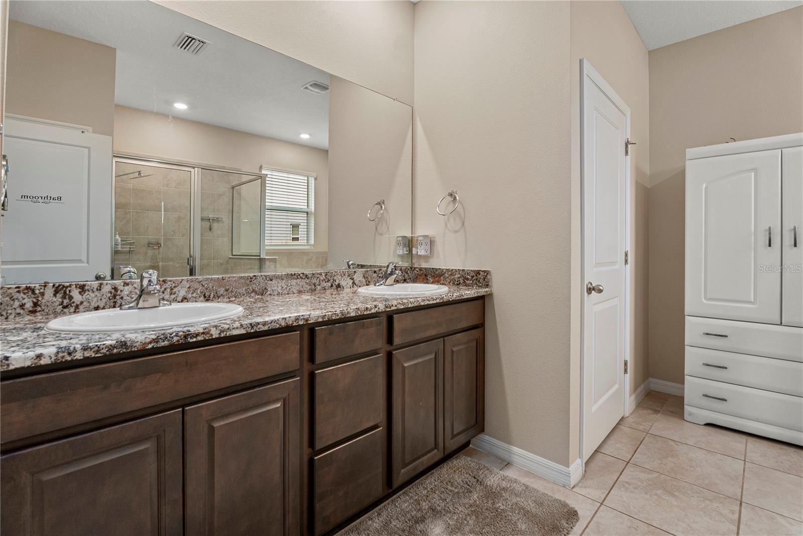 Image 28 of 41 For 16478 Woodside Glen