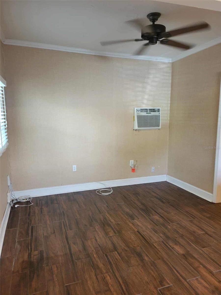 Image 2 of 7 For 1759 Fruitville Road Garage