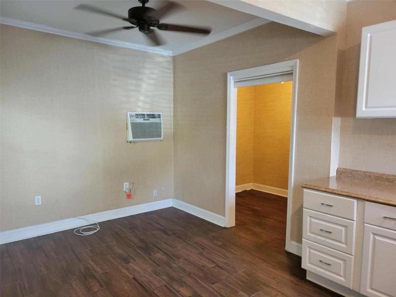 Image 3 of 7 For 1759 Fruitville Road Garage