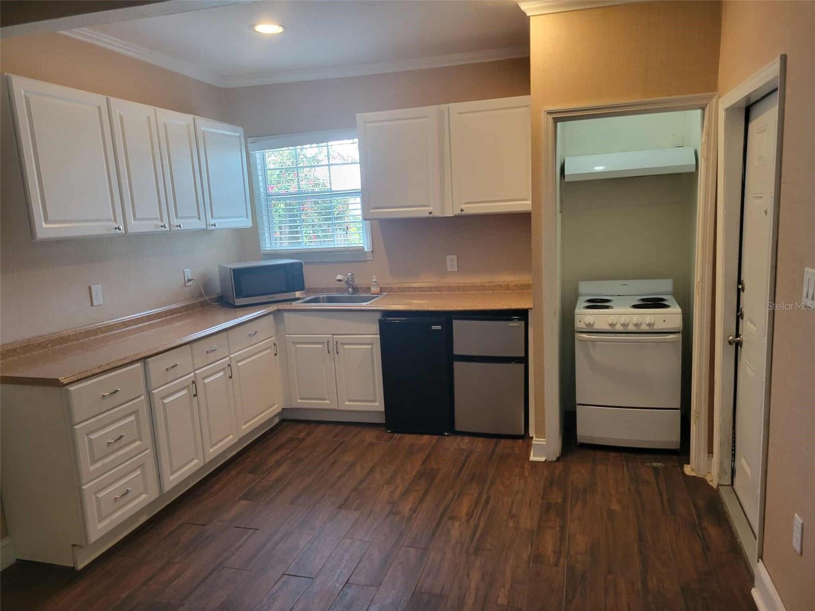 Image 5 of 7 For 1759 Fruitville Road Garage