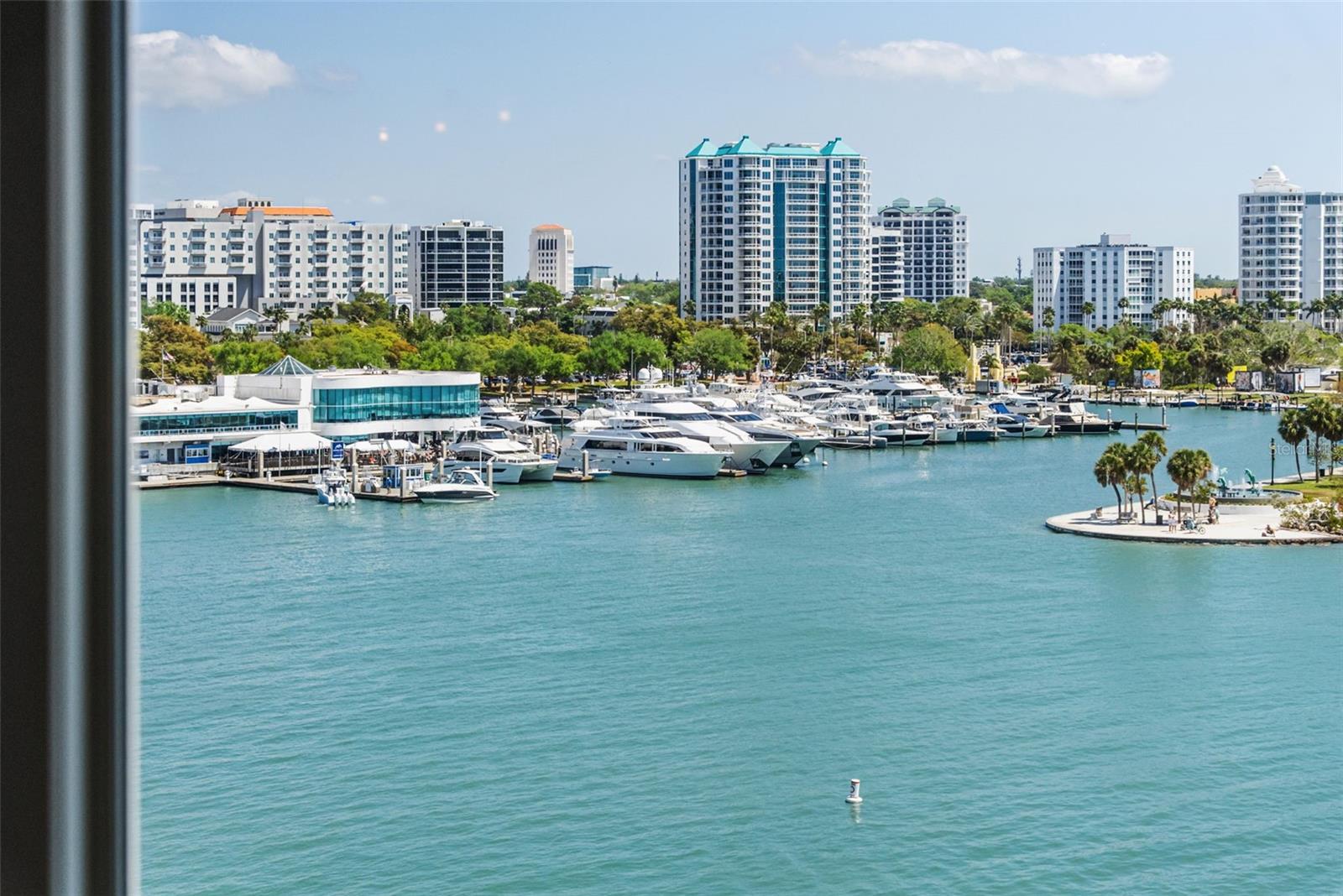 Listing photo id 10 for 464 Golden Gate Point 703