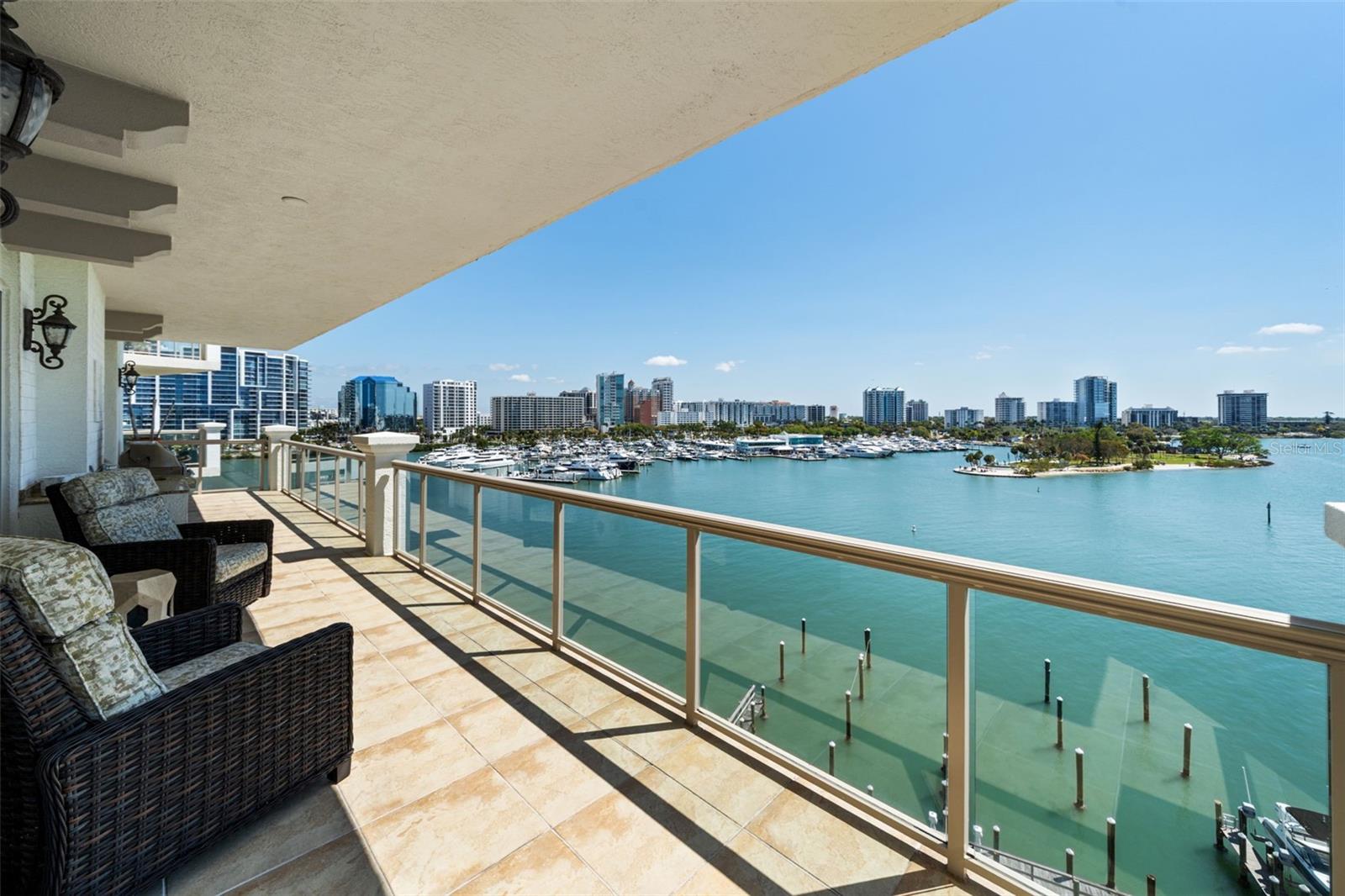 Listing photo id 14 for 464 Golden Gate Point 703